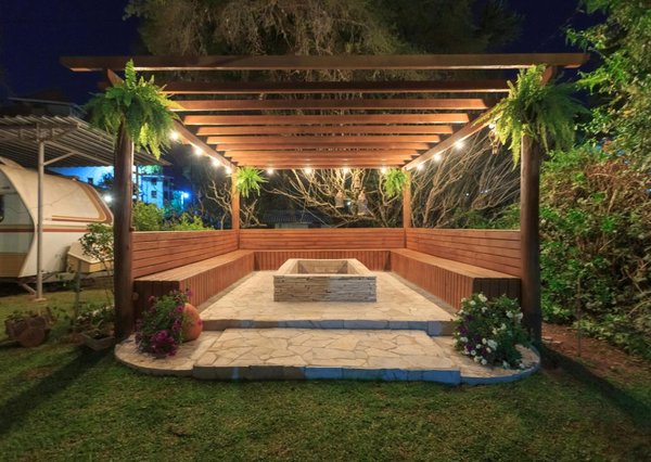 Fixer une pergola dans l'herbe : étapes et conseils essentiels