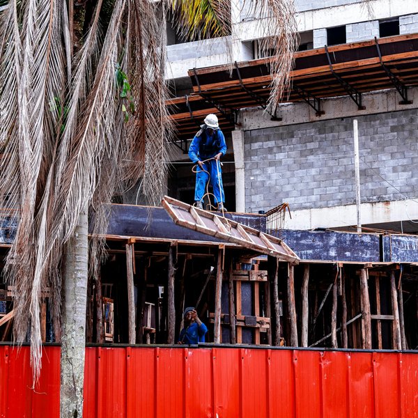 Grandes compagnies vs spécialistes : quel assureur pour votre chantier
